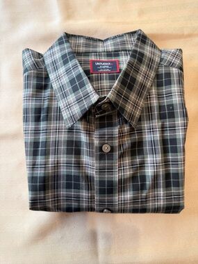 UNTUCKit Men's Black and Green Plaid Button-Down Shirt